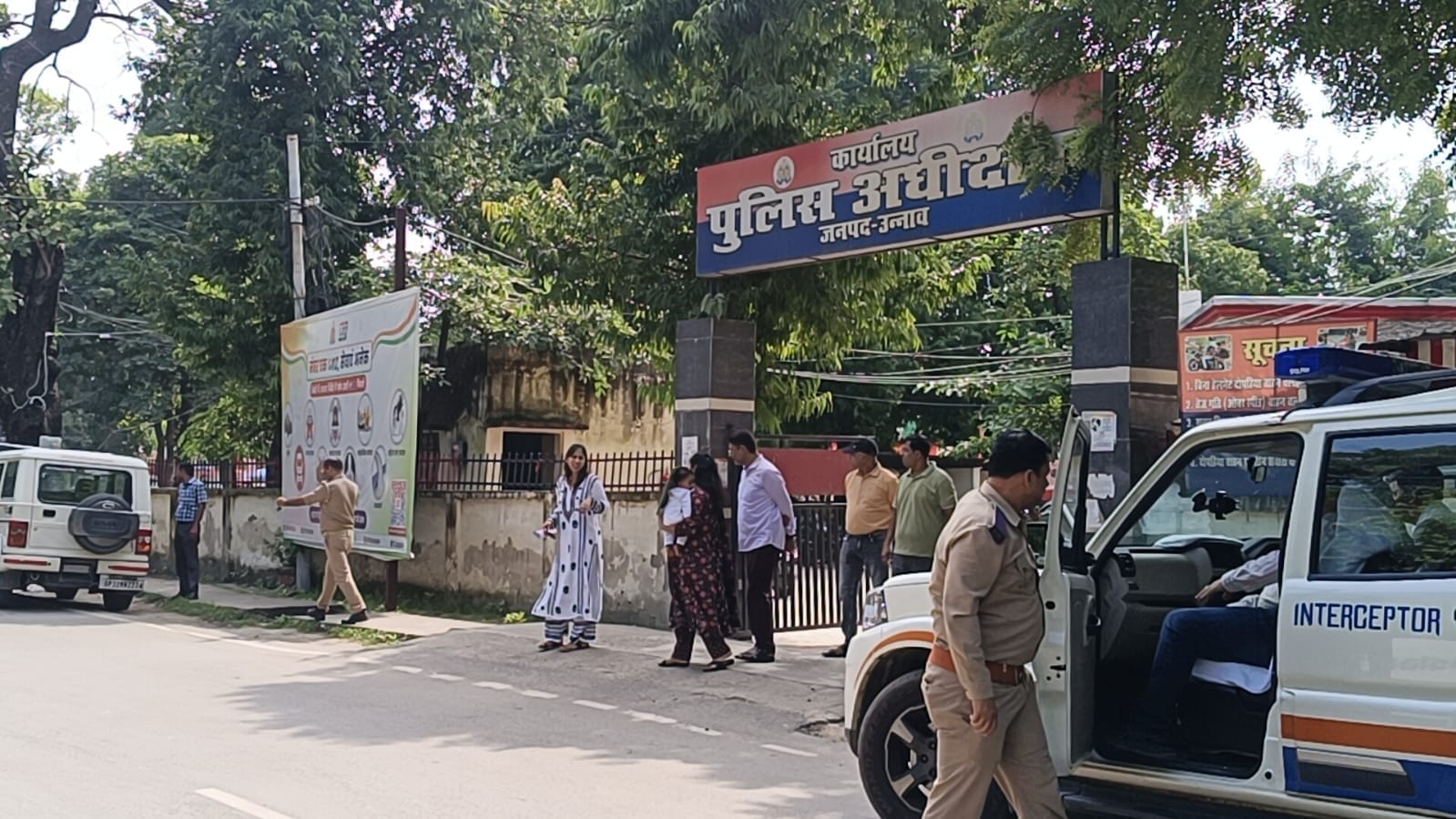फोटो-25-पुलिस कार्यालय से निकलते एआरटीओ, पीटीओ व अन्य कर्मचारी। स्रोत: कर्मचारी