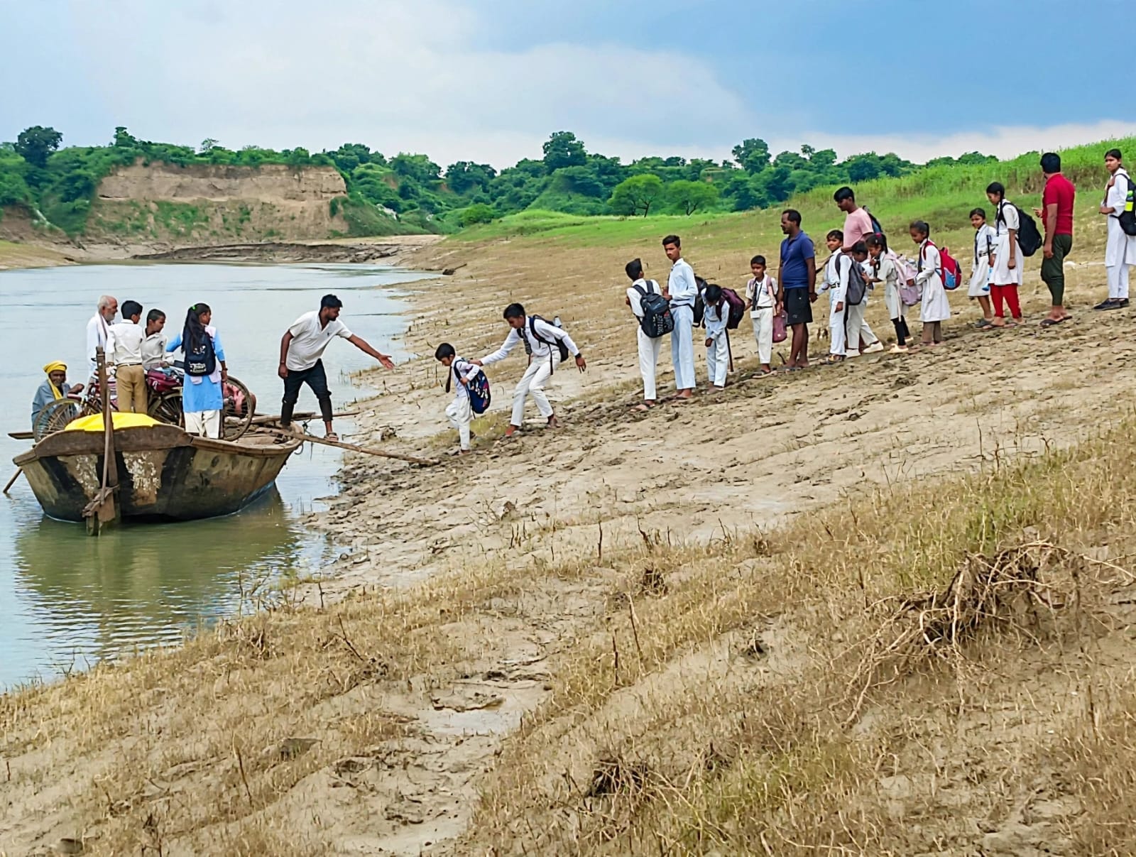 फोटो 3- चंद्रावल नदी में नाव के सहारे इस तरह से आवागमन कर रहे बच्चे। संवाद