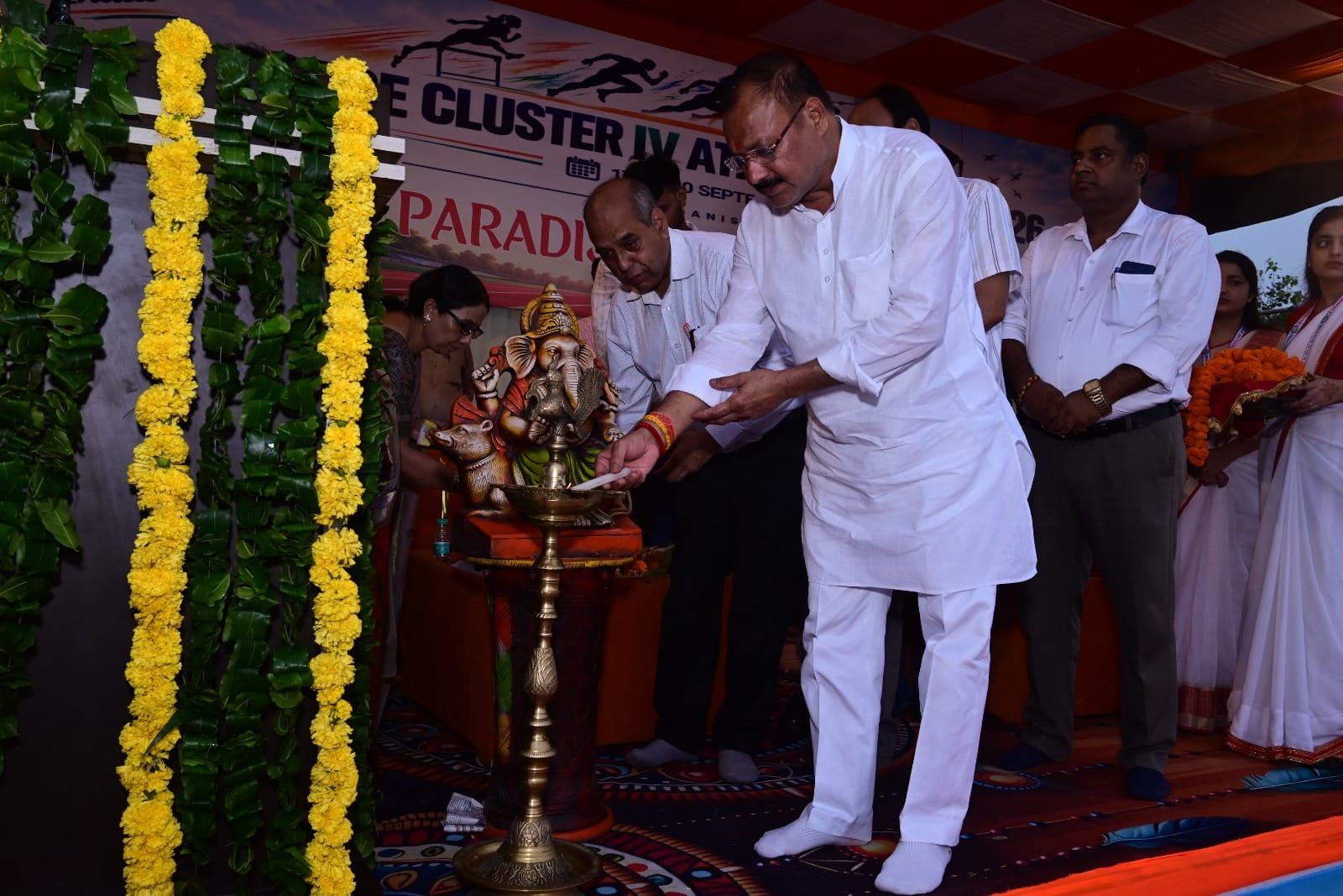 फोटो 32 एथलेटिक्स मीट का शुभारंभ करते ब्लॉक प्रमुख मनेश चौहान। स्रोत विद्यालय