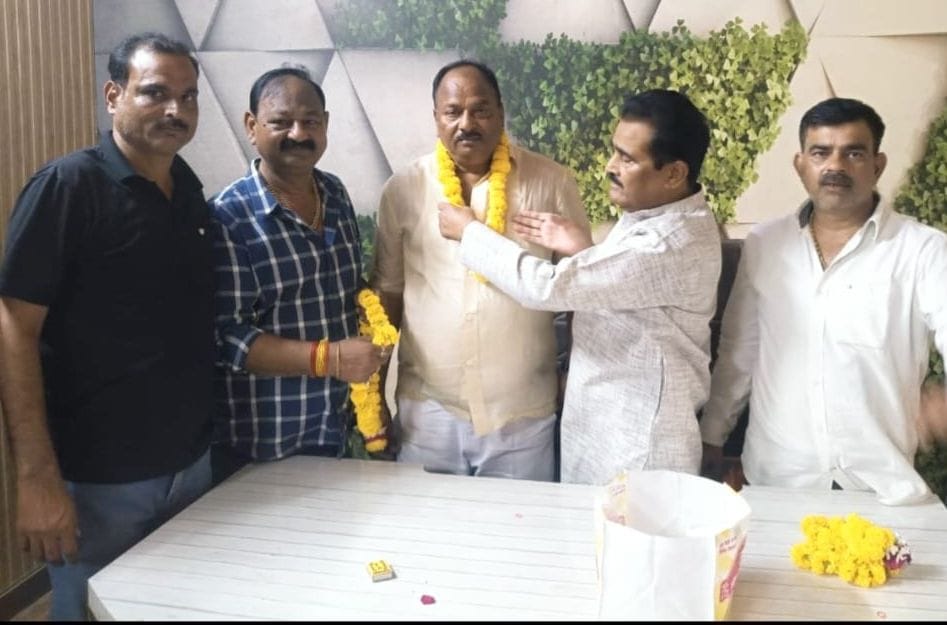 फोटो-36-नवमनोनीत जिलाध्यक्ष जयचंद्र विमल का माला पहनाकर स्वागत करते सपाई। स्रोत: कार्यकर्ता।