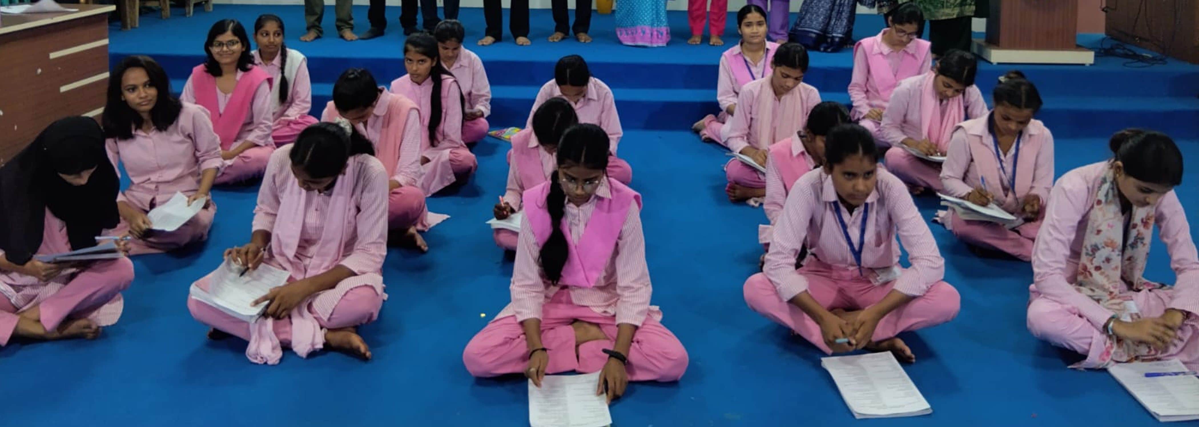 फोटो-50-पोस्टर प्रतियोगिता में प्रतिभाग करती छात्राएं। संवाद