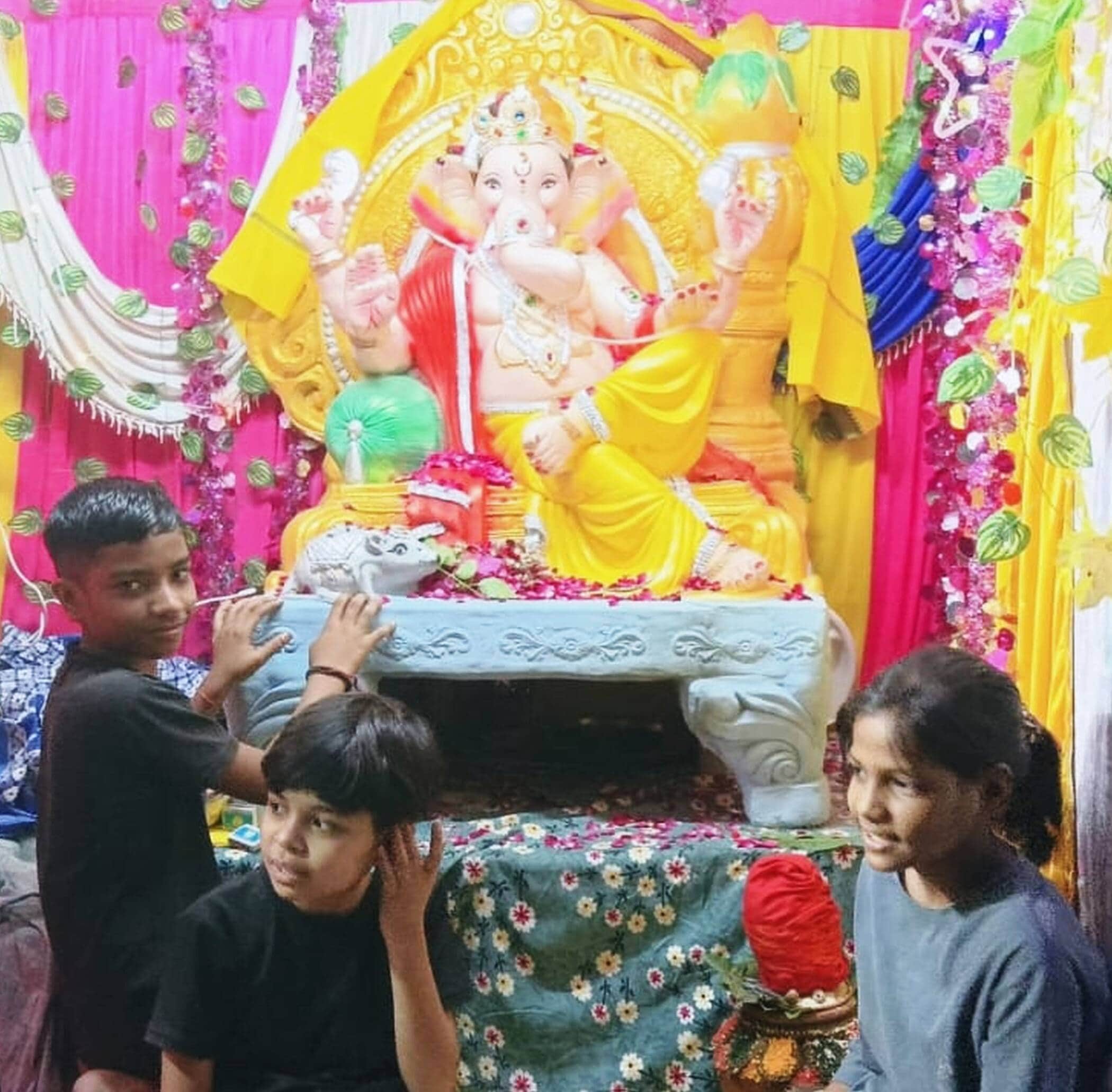 फोटो-51-खागा के ब्राह्मण टोला में पंडाल में विराजमान गणपति। संवाद