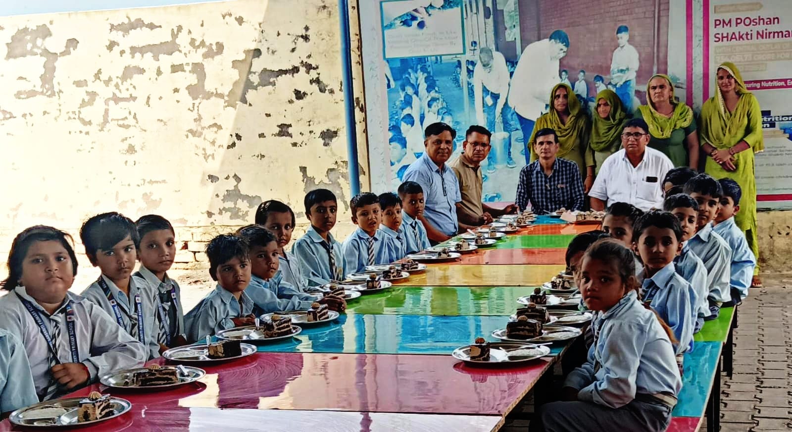 फोटो 6 नरवाना। सितंबर में जन्मे नौनिहालों का जन्मदिन मनाने के दौरान विद्यालय स्टाफ सदस्य व बच्च
