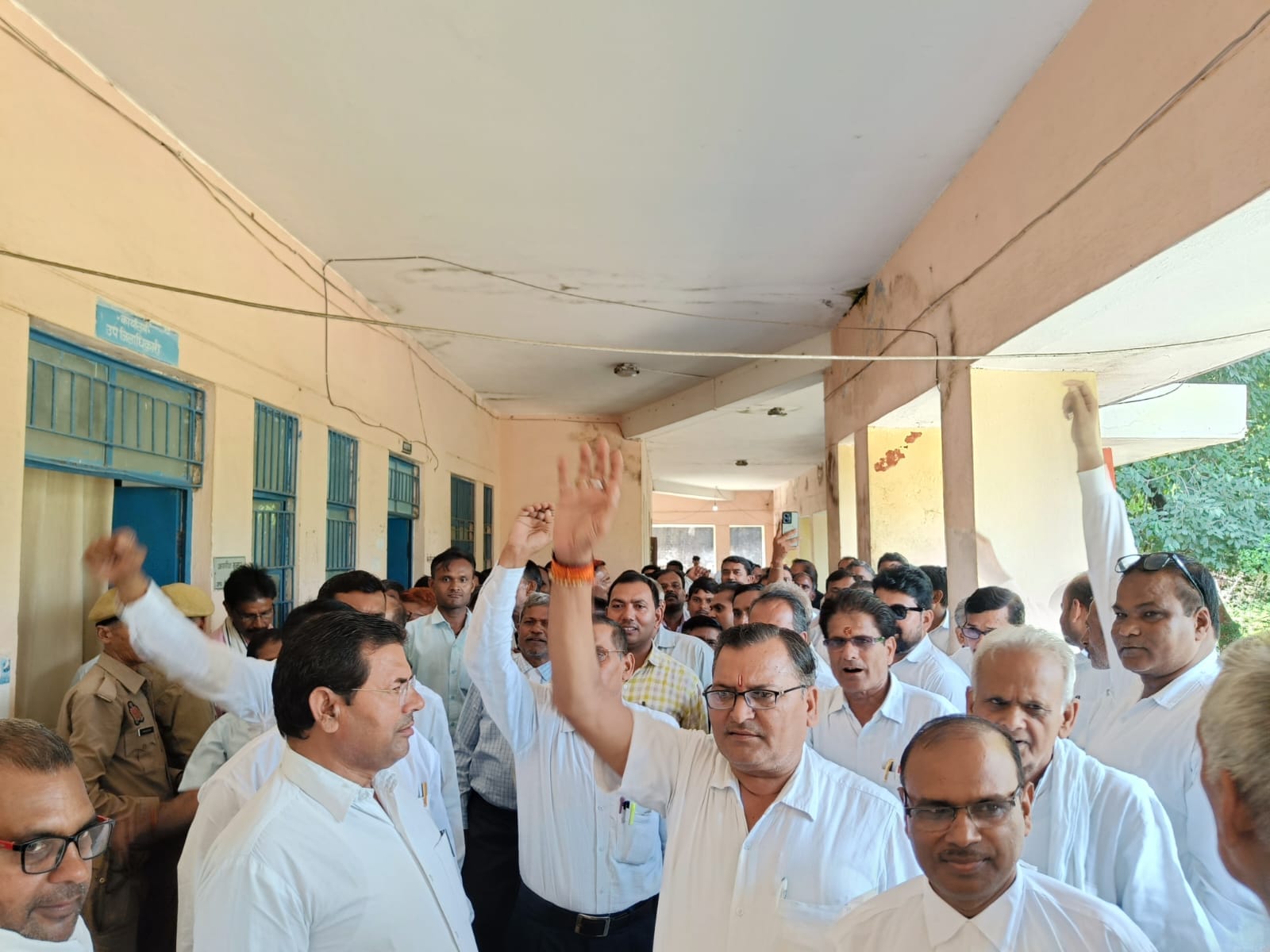 फोटो 7- बबेरू तहसील में एसडीएम कार्यालय के बाहर नारेबाजी करते अधिवक्ता। संवाद