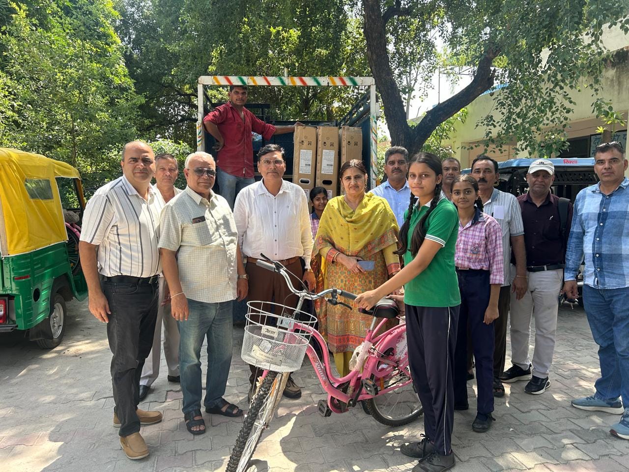 फोटो: सोनीपत के एक स्कूल में छात्रा को साइकिल वितरित करती जिला परियोजना संयोजक कृष्णा खत्री। स्