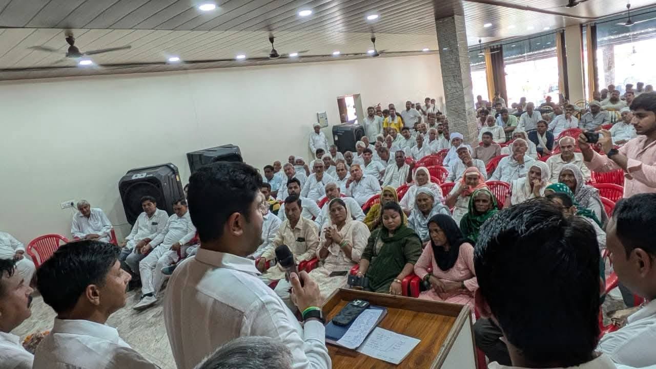 फोटो:  : सोनीपत के  मुरथल स्थित एक ढाबे पर राई विधानसभा क्षेत्र के जजपा कार्यकर्ताओं को  संबो