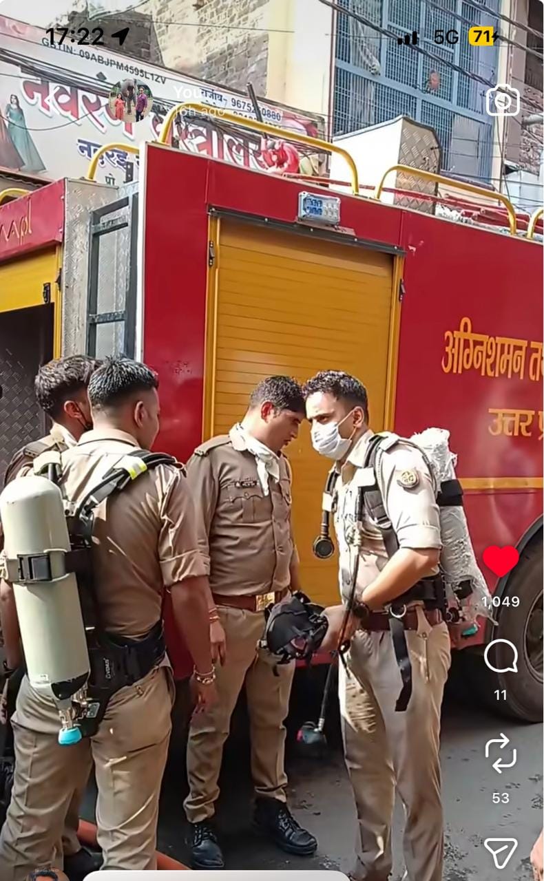 फोटो43कासगंज के एसबी प्लाजा में दोबारा से आग लगने की सूचना के बाद ऑक्सीजन सिलिंडर के साथ मास्