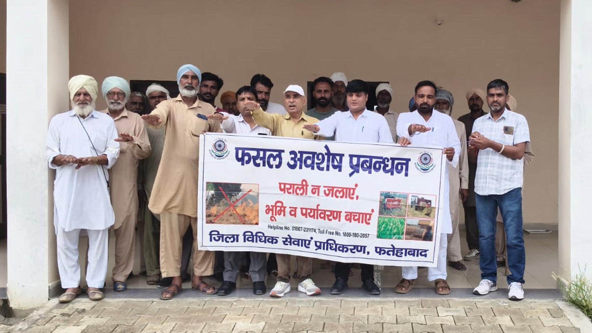फतेहाबाद के गांव चनकोठी में पराली न जलाने की शपथ लेते किसान। 
