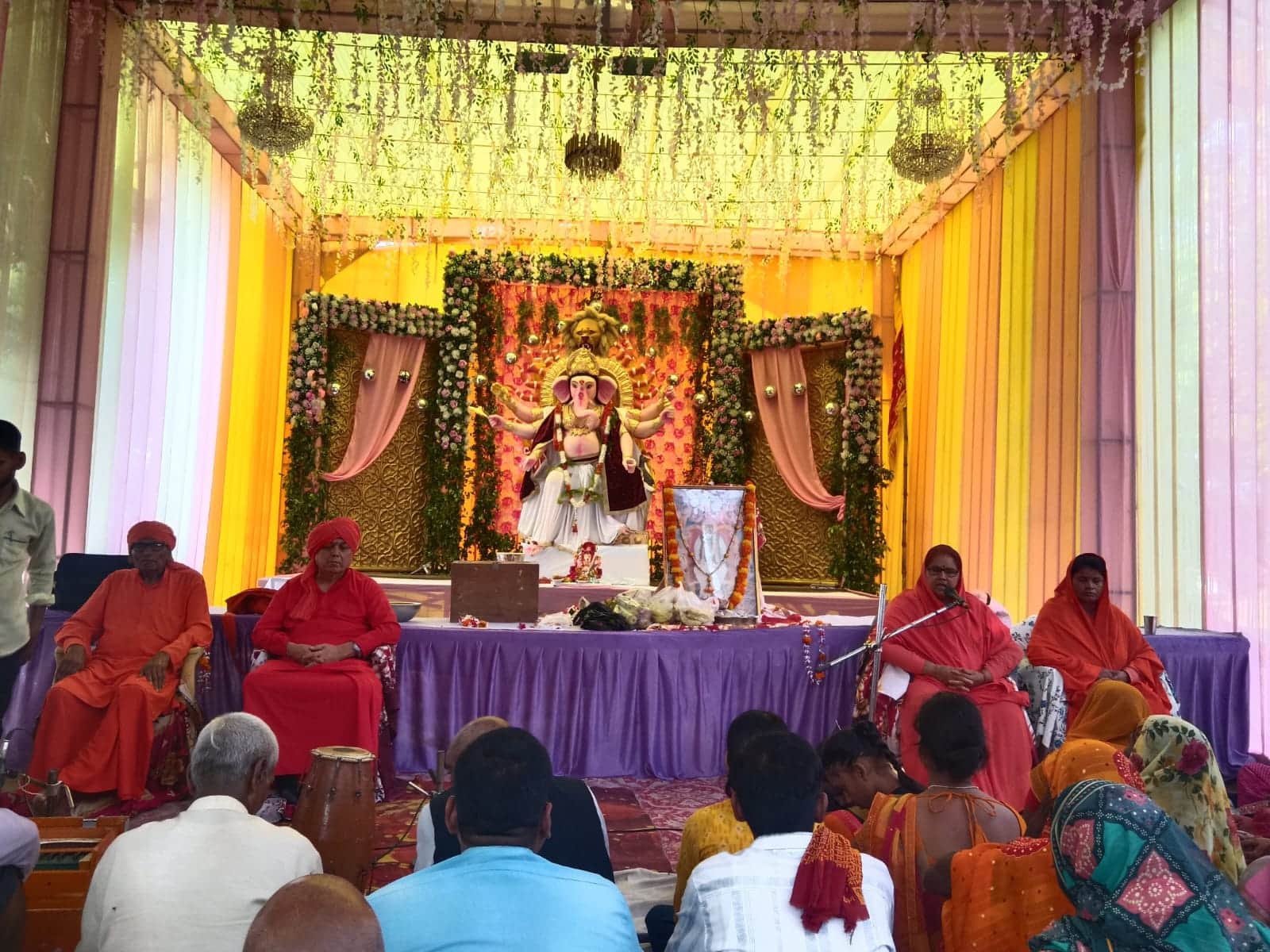 गणेशोत्सव: उपदेश देते प्रभुभक्तानंद महाराज व अन्य।-सोशल मीडिया।