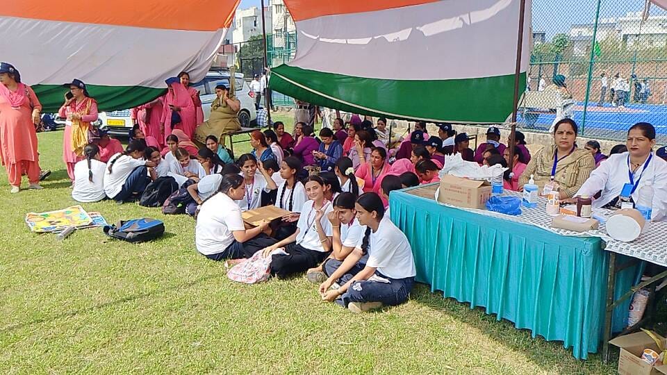 गर्मी और बढ़ती उम्र से निजात पाने के लिए इंदिरा गांधी स्टेडियम में लगे टेंट के छाया नीचे बचाव क