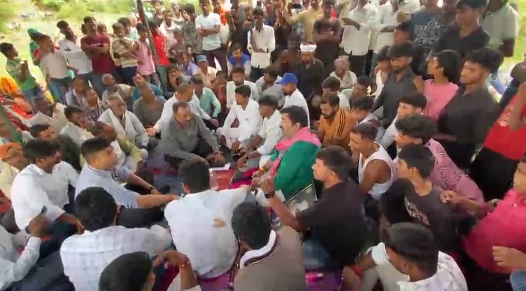ग्रामीणों के बीच बैठकर बात करते अधिकारी।-संवाद।