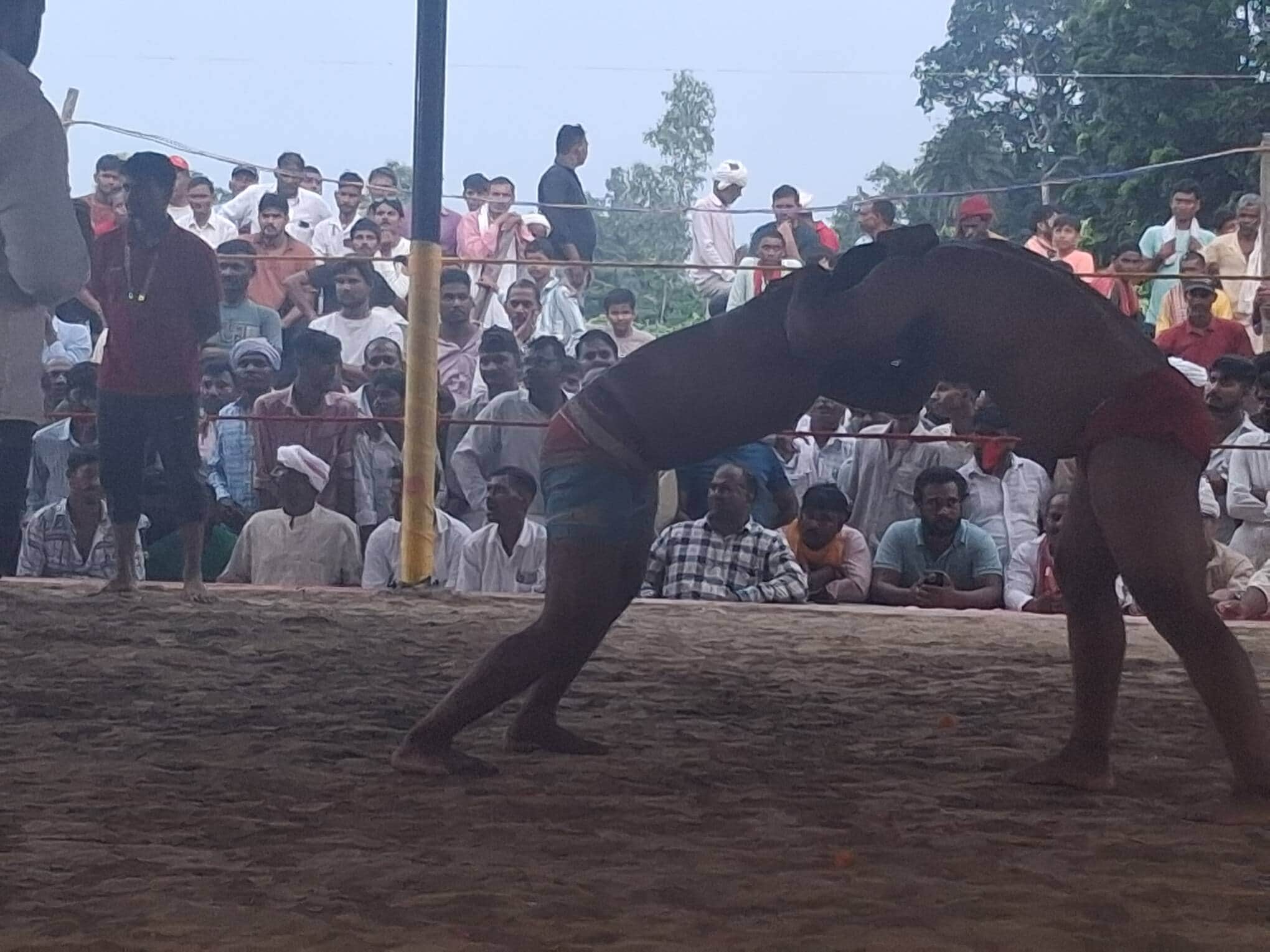 गौरियानैन में दंगल दांव अजमाते पहलवान स्रोत आयोजक