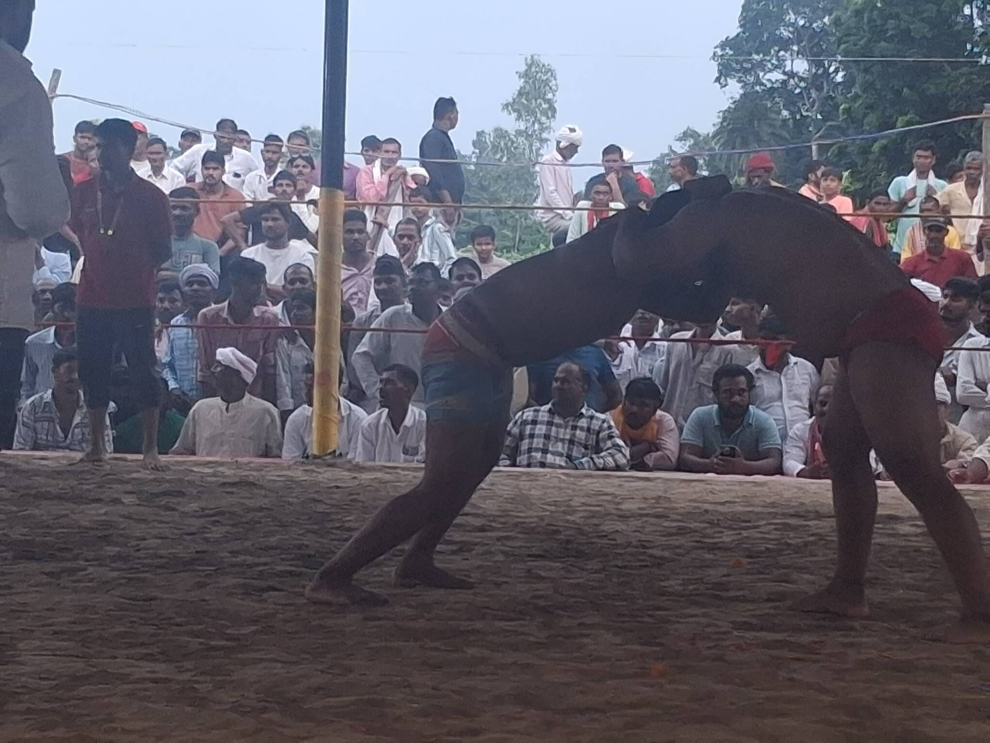 गौरियानैन में दंगल दांव अजमाते पहलवान स्रोत आयोजक