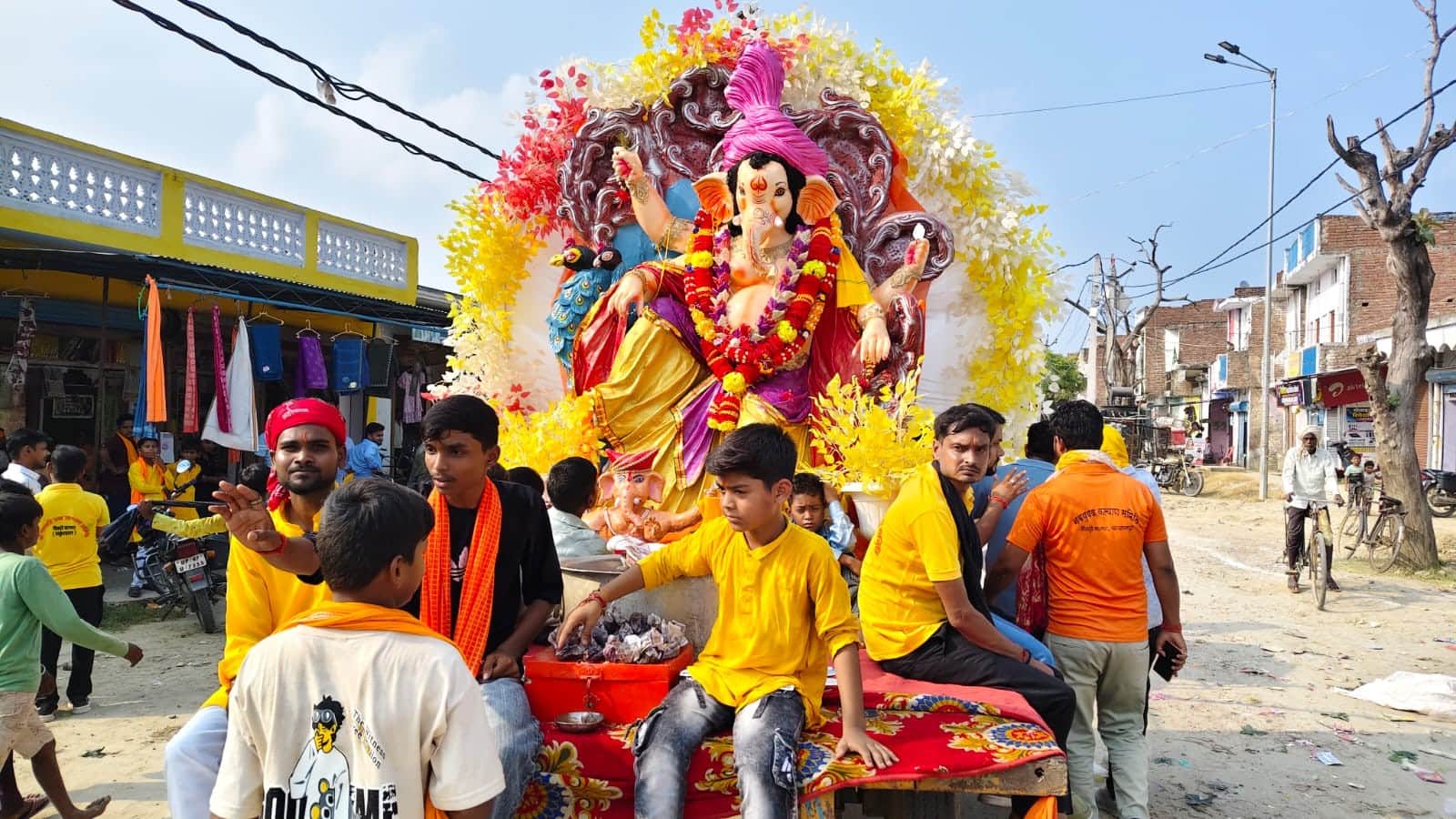 गैसड़ी बाजार में निकले श्रीगणेश प्रतिमा विसर्जन की शोभायात्रा में शामिल श्रद्धालु।
