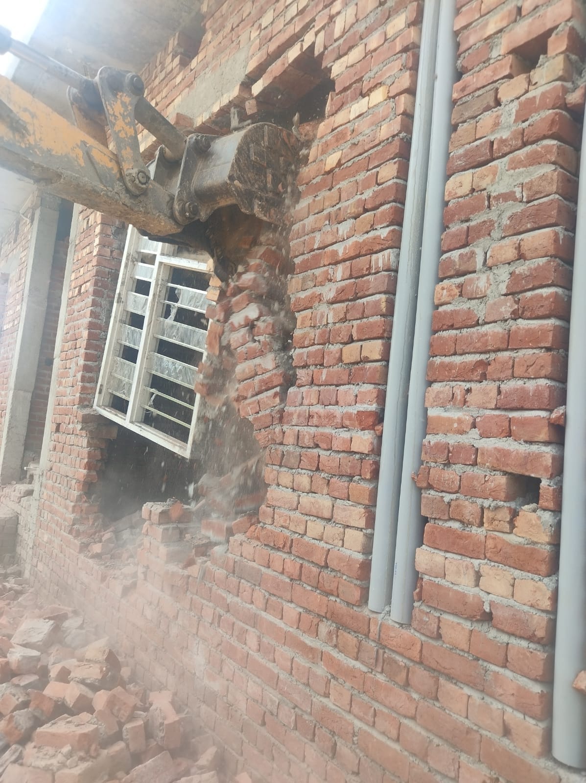 Illegal constructions in unauthorized colonies in Barara and Mulana were demolished.