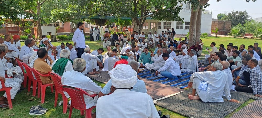 गांव राजथल, नारनौंद के शिव मंदिर में नशे के खिलाफ आयोजित महापंचायत में मौजूद लोग।