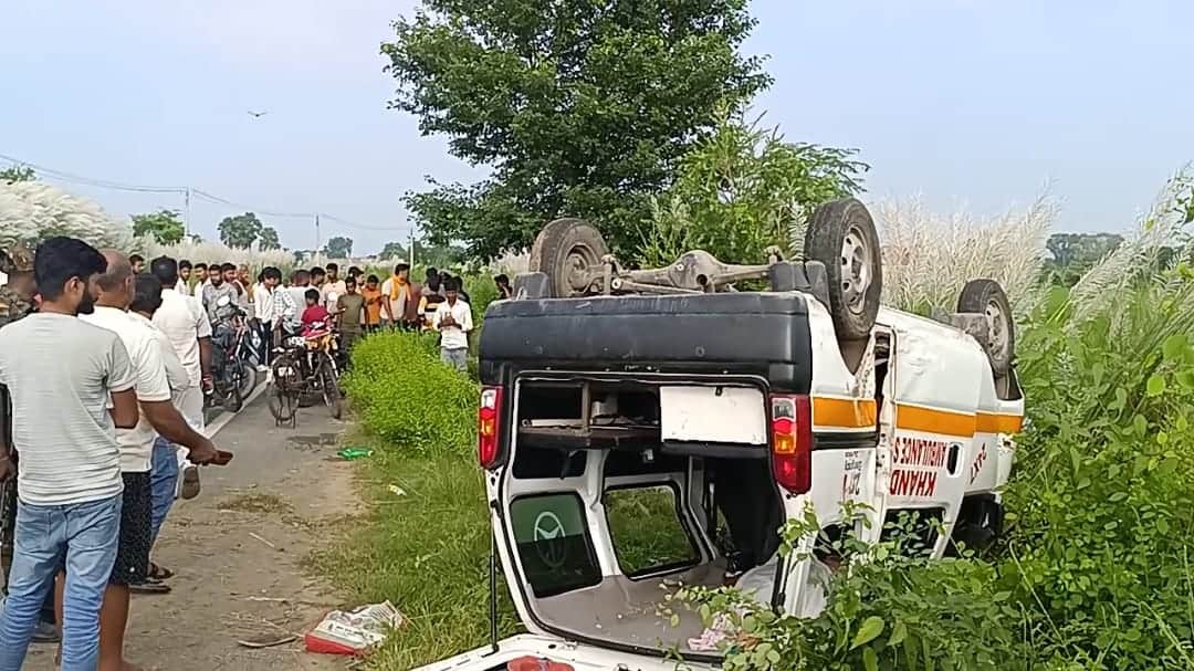 घटनास्थल पर दुर्घटनाग्रस्त एंबुलेंस और जुटी ग्रामीणों की भीड़