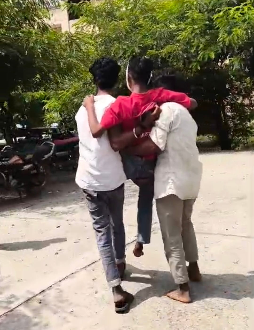 घायल छात्र को बाइक से ले जाते परिजन। संवाद
