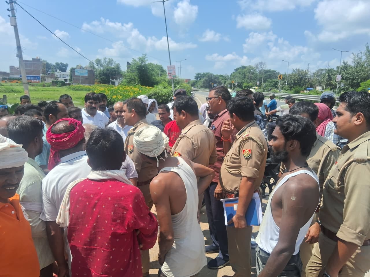 हाईवे स्थित घटनास्थल पर आसपास के लोगों से पूछताछ करती पुलिस मौजूद लोग। स्रोत:पुलिस