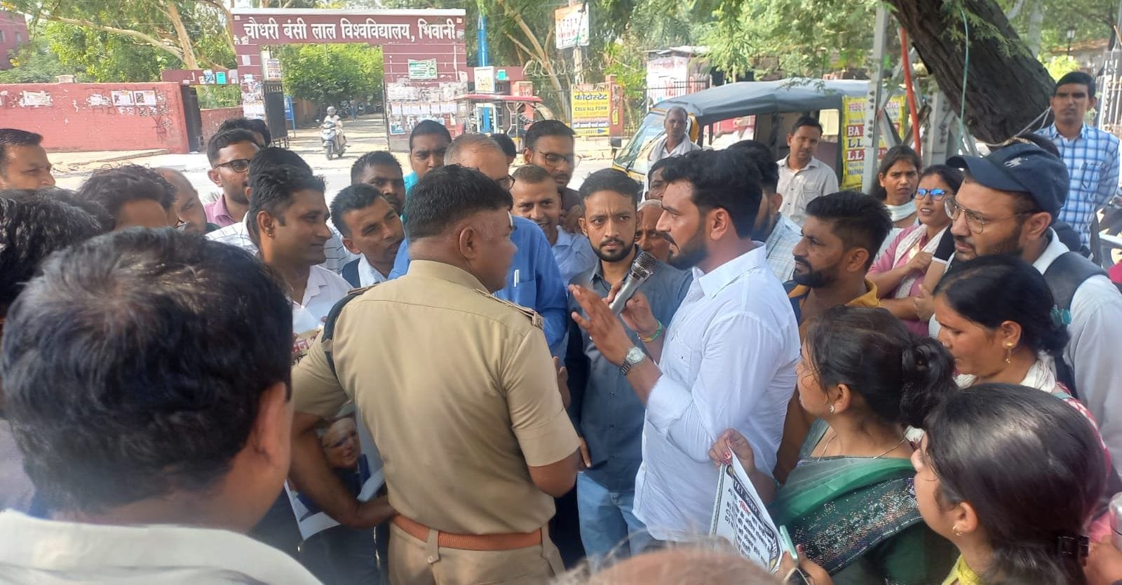 हरियाणा विद्यालय शिक्षा बोर्ड के मुख्य गेट पर अपनी मांगों को लेकर धरने पर बैठे युवाओं से बातचीत