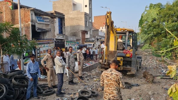 Bulldozers arrive at Hathi Tila