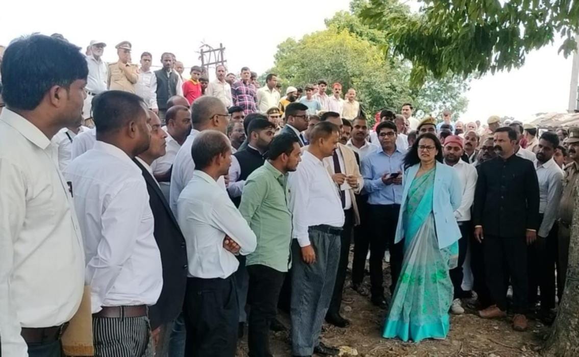 इकौना ग्राम न्यायालय के अधिग्रहीत भूमि का निरीक्षण करती प्रशासनिक न्यायमूर्ति।