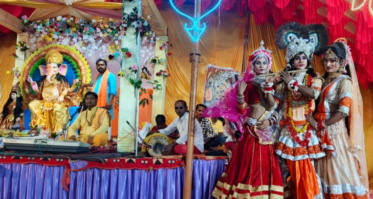 The MLA performed the aarti of Bappa, the tableaux captivated the hearts.