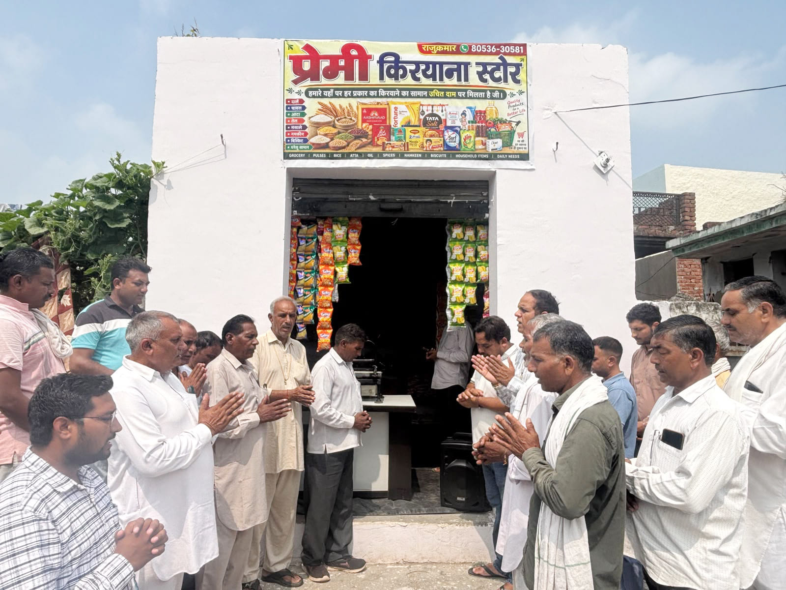 इंद्री गांव धनौरा जागीर में दुकान की मुहुर्त पर पहुंचे सेवादार व अन्य लोग। संवाद