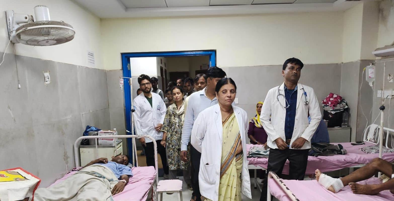 जिला अस्पताल का निरीक्षण करतीं प्राचार्य डॉ. वाणी गुप्ता। स्रोत : मेडिकल कॉलेज