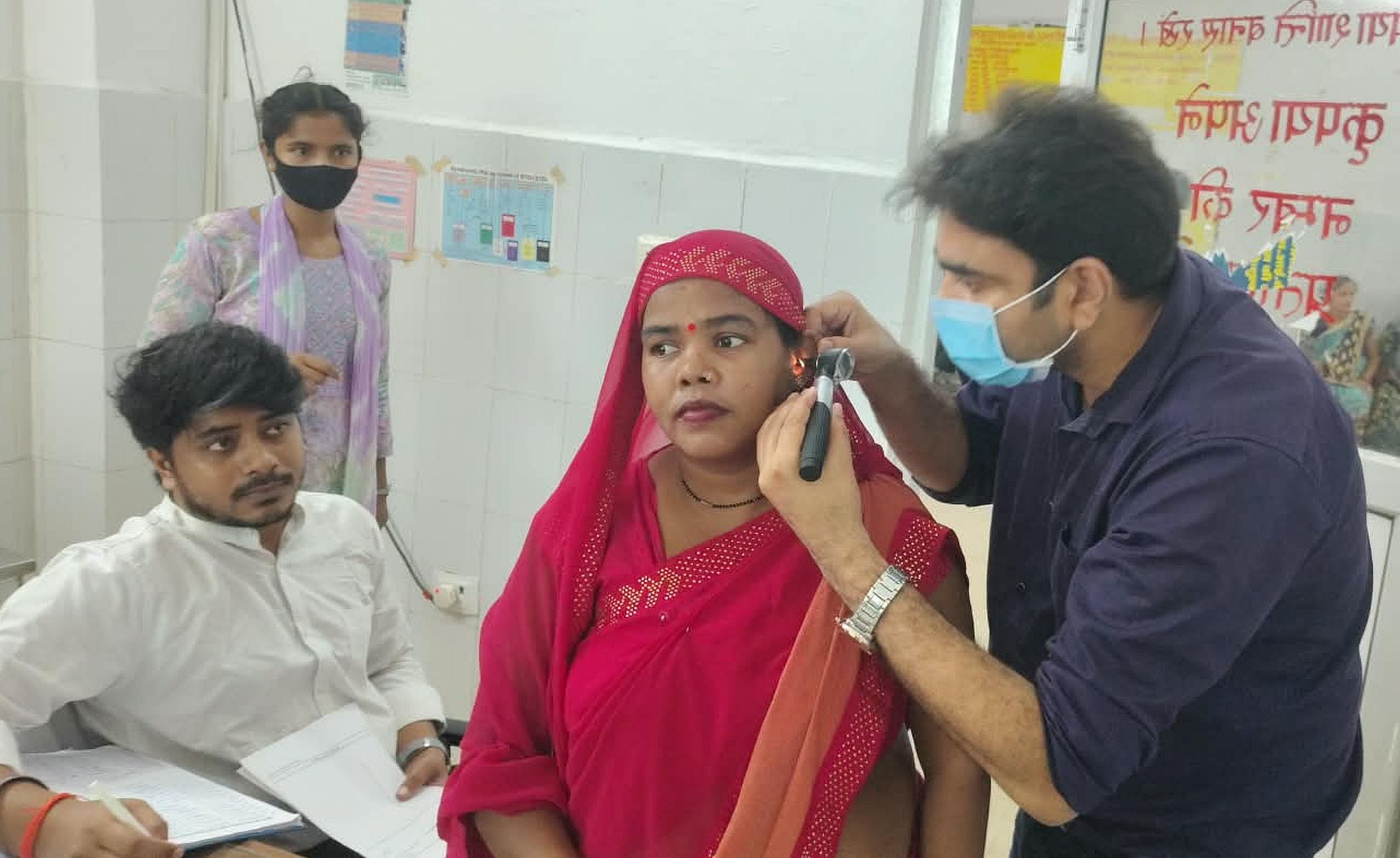  जिला अस्पताल की ओपीडी में मरीज का इलाज करते डॉक्टर। -संवाद