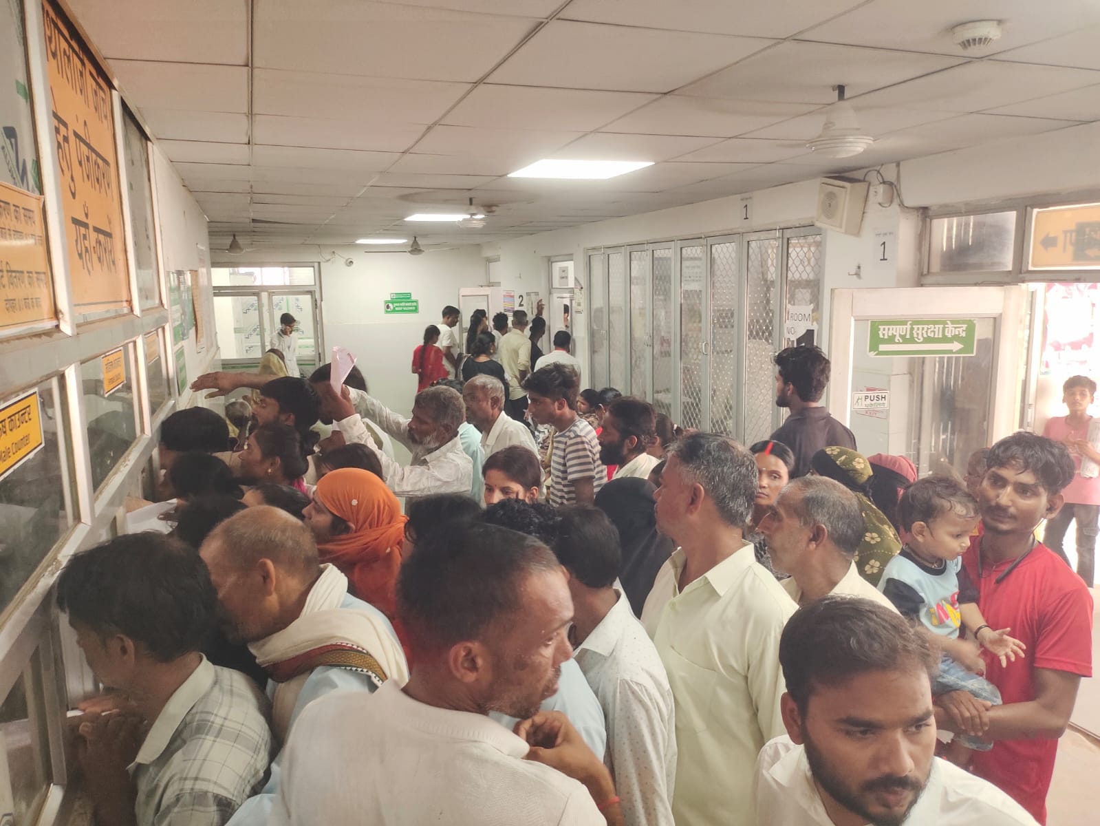 जिला अस्पताल के पैथालॉजी में जांच के लिए कतार में खड़े मरीज संवाद
