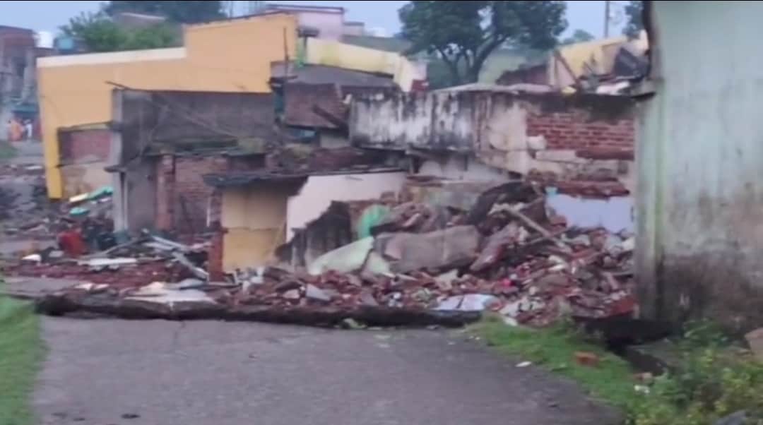 Land subsides again in Dhanbad, threatening 55 homes and razing half a dozen.