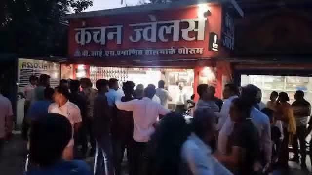 Four armed miscreants barged into a jewelry shop, shot an employee, and looted gold and silver.