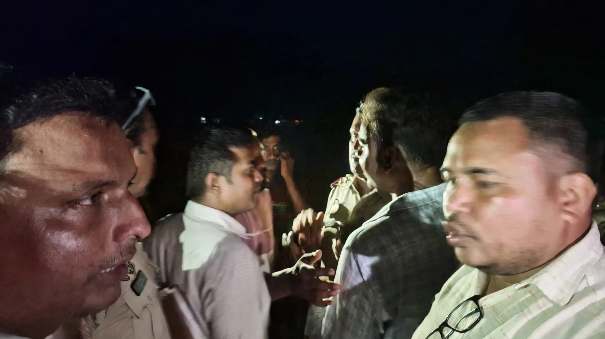 जीयनपुर में शटरिंग गिरने के बाद मौके पर ग्रामीणों से बात करती पुलिस। स्रोत: जागरूक पाठक