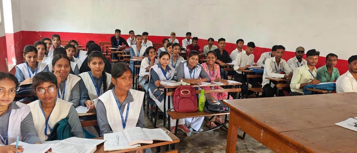 केबी कालेज में ओजोन दिवस पर आयोजित कार्यक्रम में उपस्थित छात्राएं, सोशल मीडिया