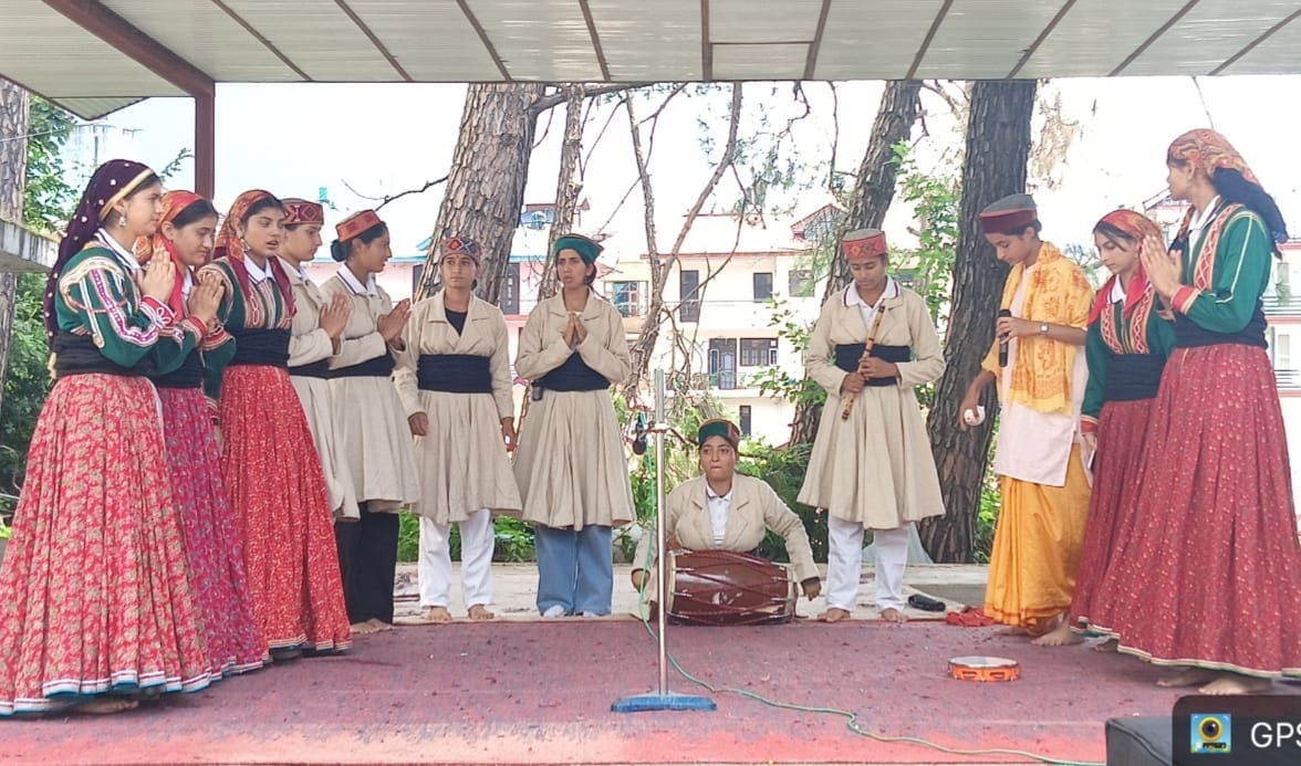 केएलबी कालेज पालमपुर में नृत्य करतीं कालेज की छात्राएंस्त्रोत   कालेज