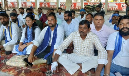  कलेक्ट्रेट में धरना प्रदर्शन करते आजाद समाज पार्टी कांशीराम के पदाधिकारी व कार्यकर्ता। - संवा