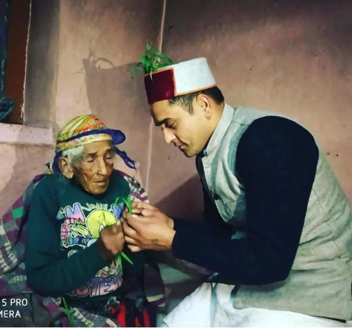 कुल्लू के भेखली के समीप अपने बड़े बुजुर्ग को ज्रूब देकर अर्शिवाद लेते हुए।-संवाद