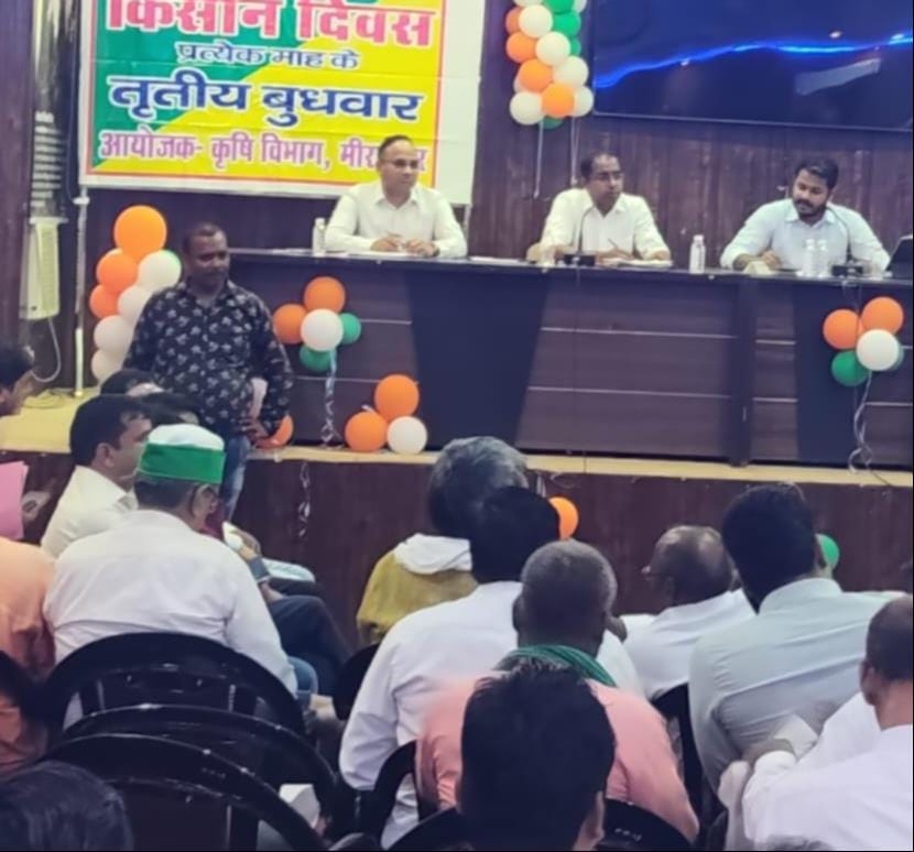 किसान दिवस में अपनी समस्याएं उठाते विभिन्न क्षेत्रों से आए  किसान।-सोशल मीडिया।