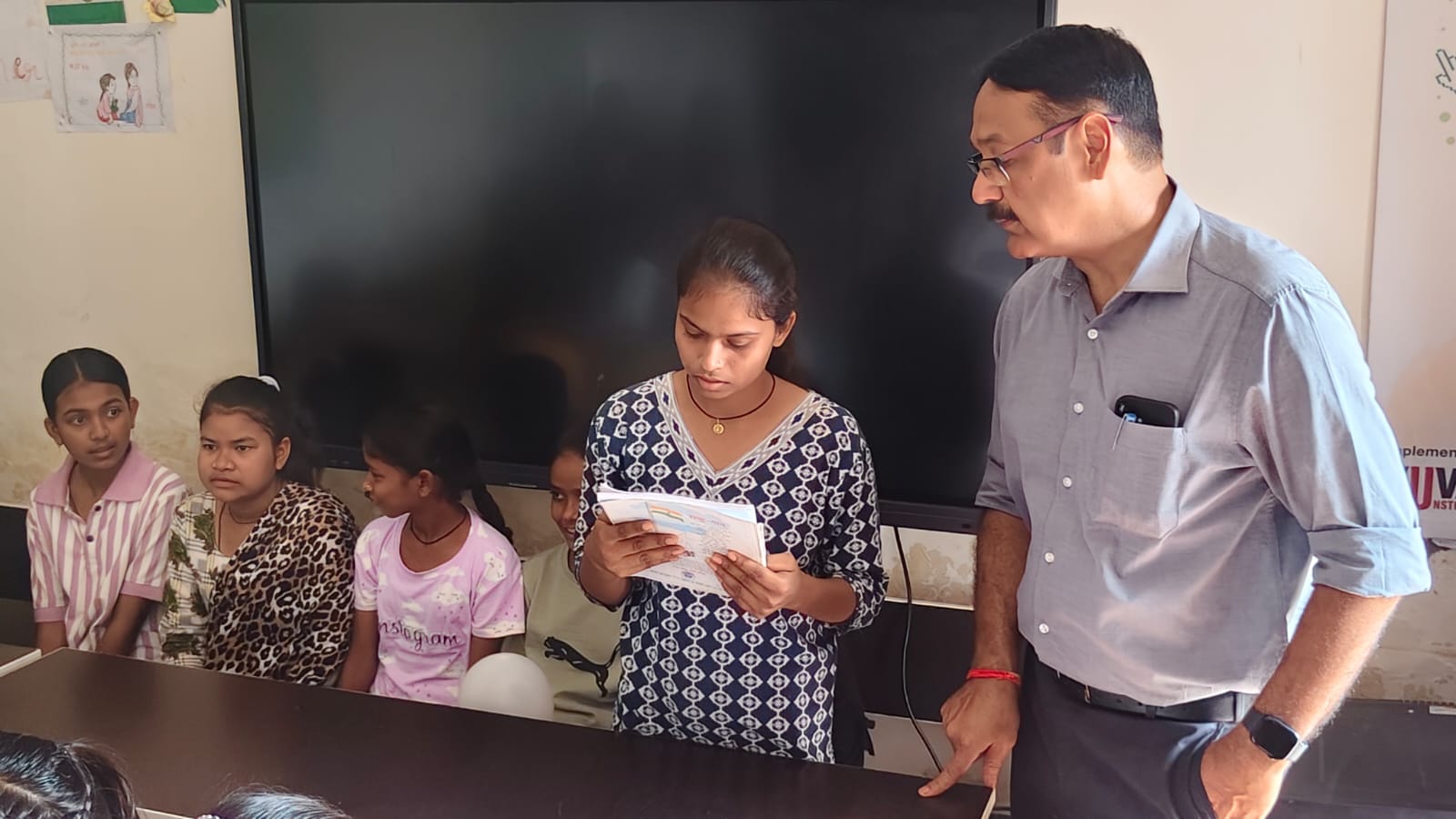 कस्तूरबां विद्यालय में छात्राओं से किताब पढ़वाते डीएम-स्रोत सूचना