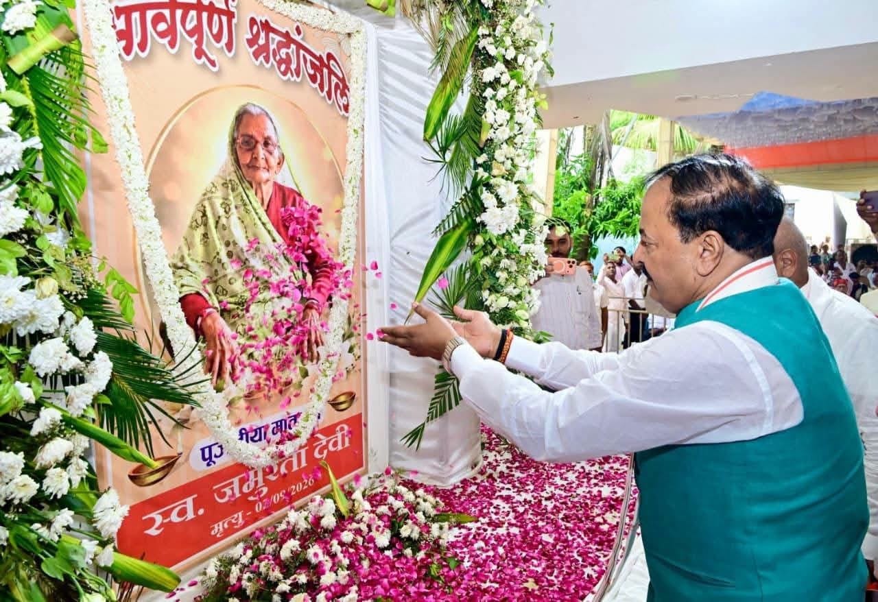 क्षेत्रीय अध्यक्ष की माता को श्रद्धांजलि देते डिप्टी सीएम केशव प्रसाद मौर्य। संवाद