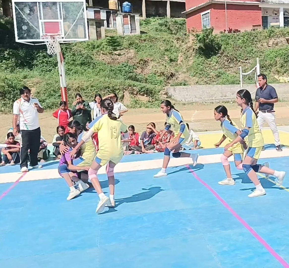 कोट तुंगल में चार दिवसीय अंडर-14 बालिका खंड स्तरीय खेलकूद प्रतियोगिता के कबड्डी मुकाबला खेलते प