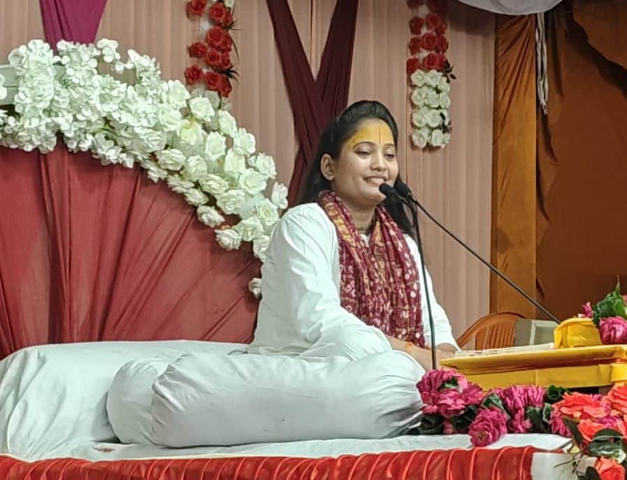 कथा सुनाती कथा वाचिका साध्वी मनु प्रिया। संवाद
