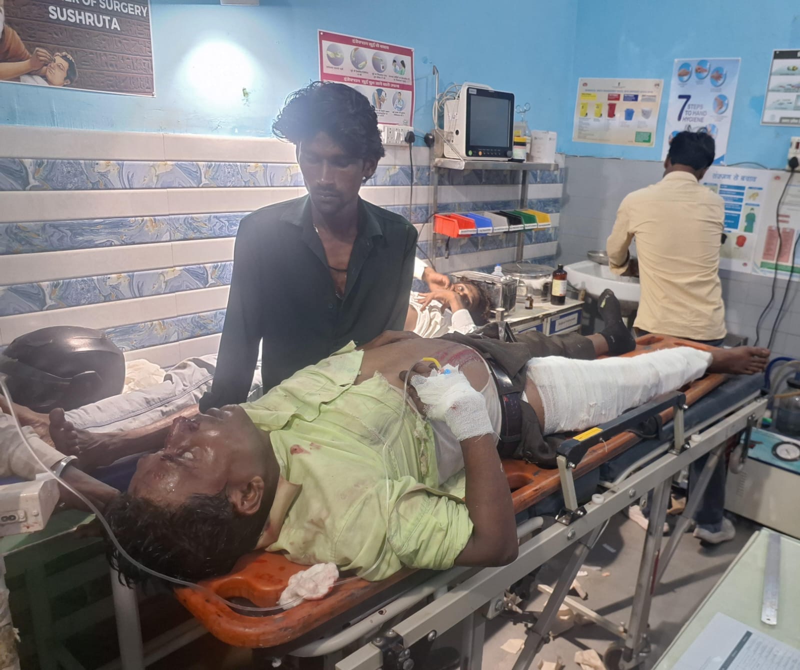कांधला सीएचसी में भर्ती घायल। ग्रामीण