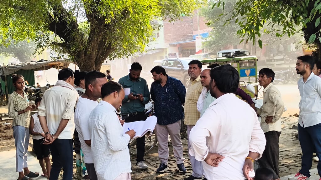 कुंवरगांव में चेकिंग अभियान के दौरान विद्युत चोरी की जांच करते विभागीय कर्मचारी। स्रोत - विभाग