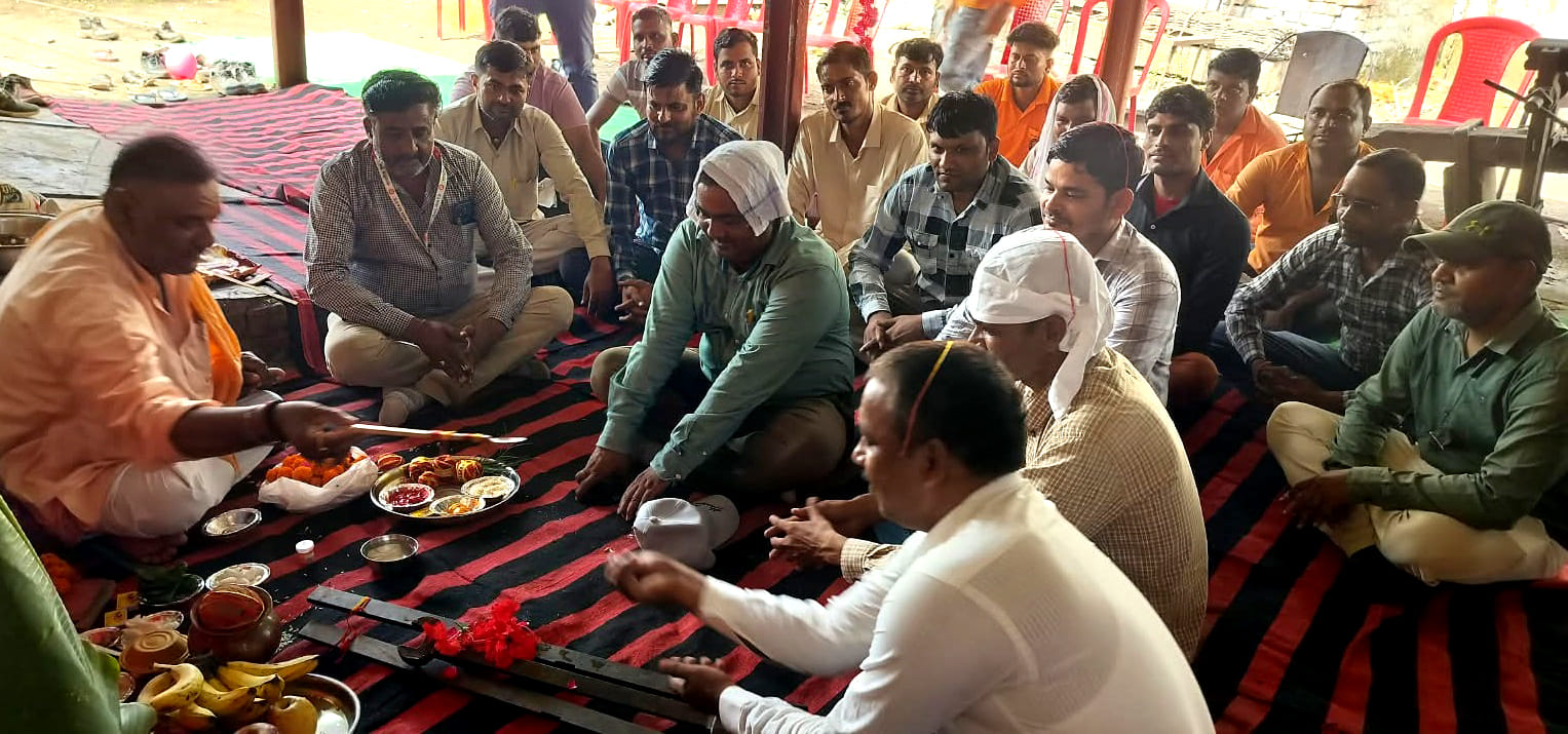 खुर्जा जंक्शन रेल पाथ निरीक्षक कार्यालय में विश्वकर्मा जयंती पर आयोजित पूजा में शामिल लोग। संवा