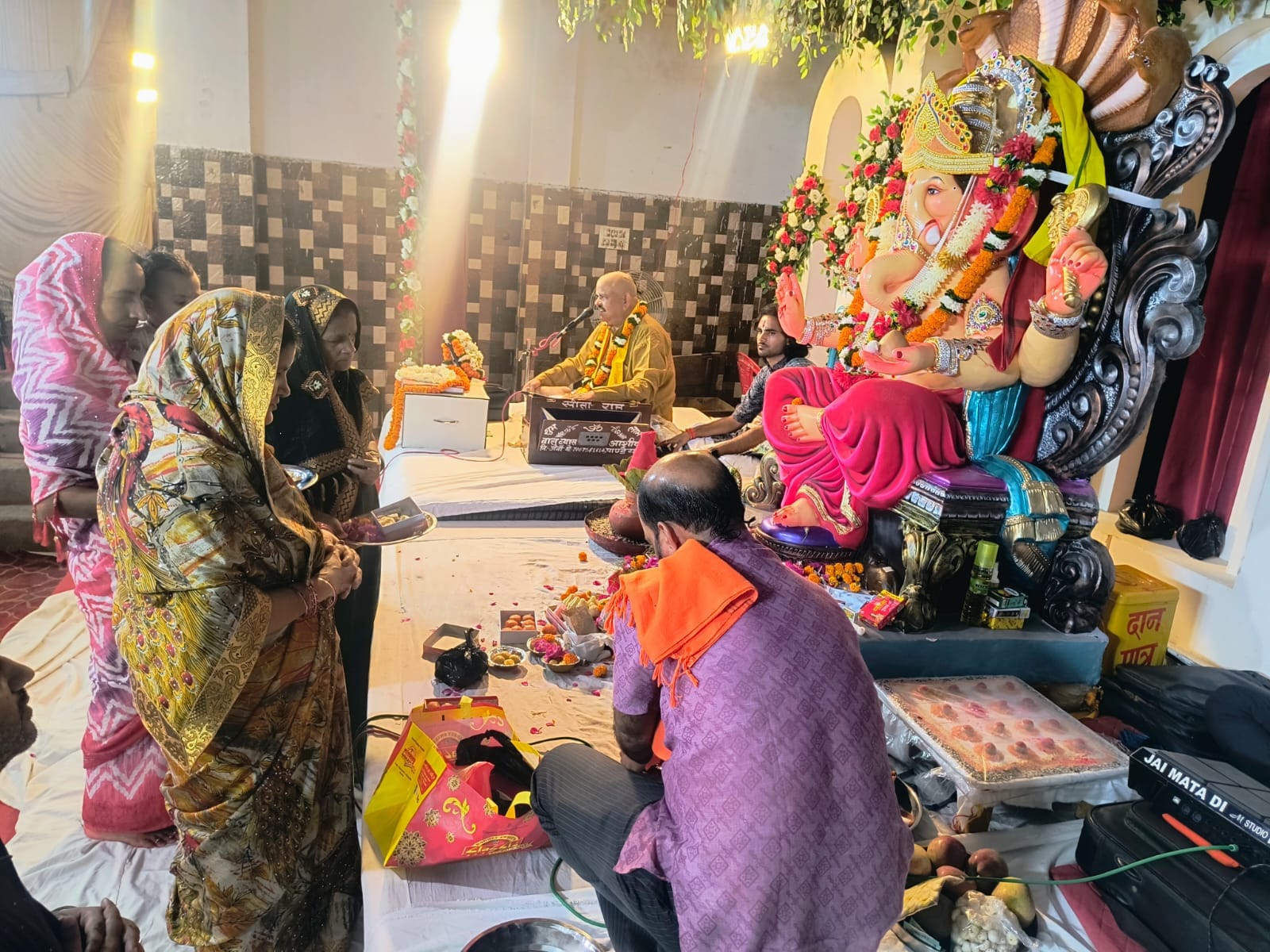 खिरनीबाग धर्मशाला में गणेश पूजा करते श्रद्धालु। संवाद