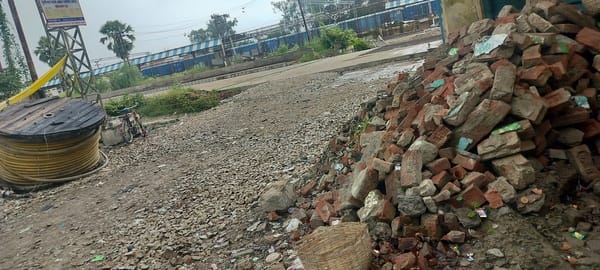 खुरासन रोड रेलवे स्टेशन का मुख्य गेट पर गिट्टियां डाल कर छोड़ दिया गया ।संवाद