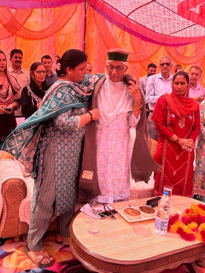 खैरियां में आयोजित कार्यक्रम में महिला को सम्मानित करते हुए विधायक कमलेश ठाकुर। जागरूक पाठक
