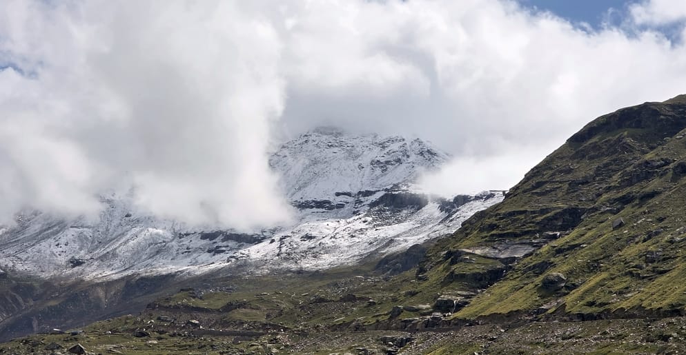 A blanket of snow spread over the peaks of Kullu and Lahaul.